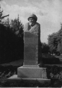 Памятник Тоголока Молдо.
