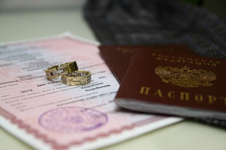Кольца и штамп в паспорте