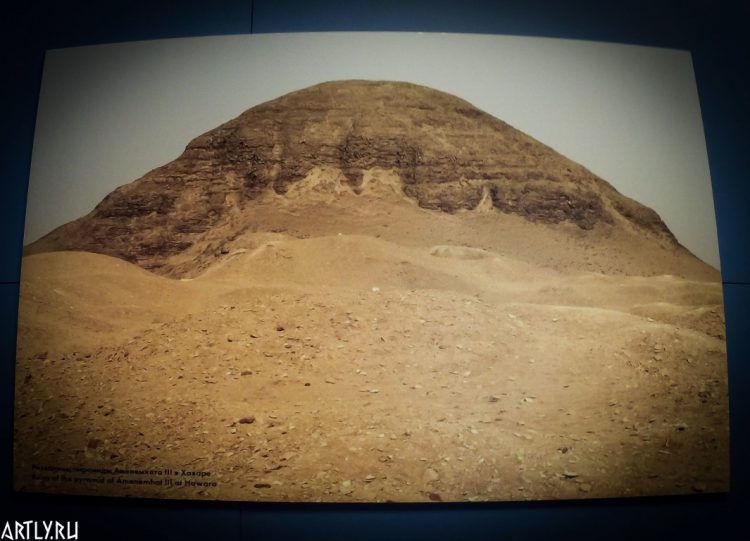 Развалины пирамиды Аменемхета III в Хаваре