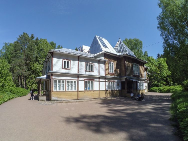 Дом Репина (вид со стороны входа в усадьбу)