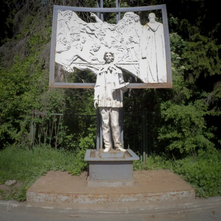 Памятник Репину около входа в усадьбу